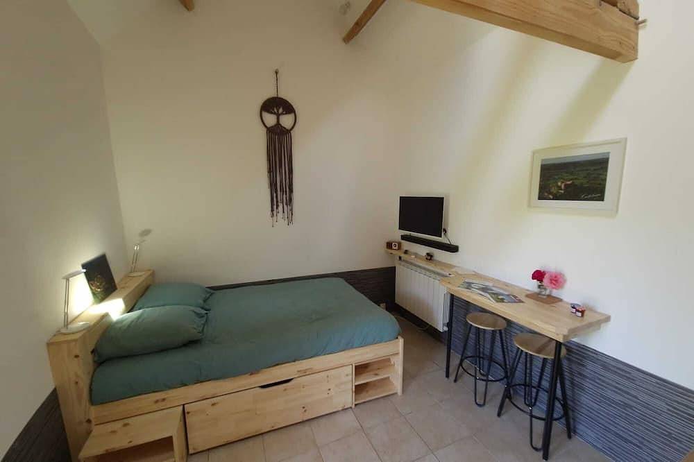 Entire apartment, Gîte/Studio sleeps 2 with enclosed garden (pets welcome) and large shower. in Loubressac, Massif Central