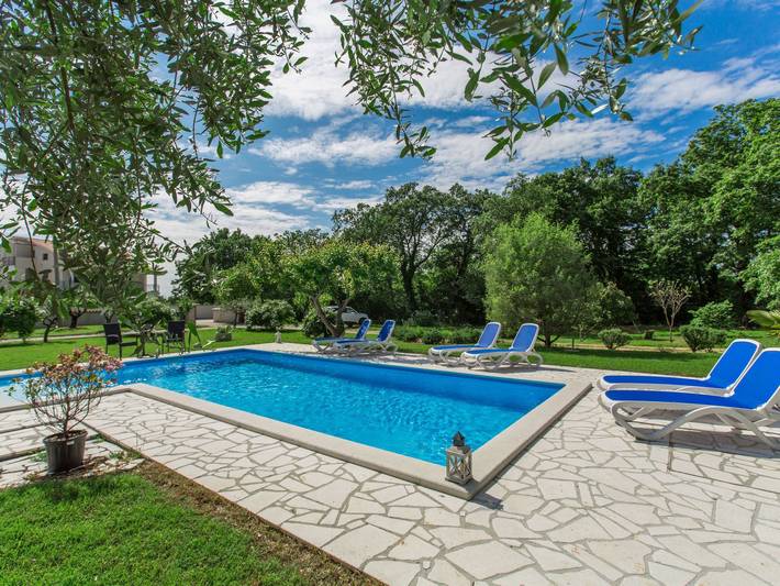 Appartement de vacances pour 2 personnes, avec Terrasse ainsi que Jardin et Piscine dans Istrie