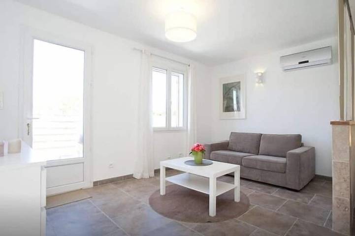 Apartamento entero, Estudio encantador, tranquilo, patio, 2-4p in Fontvieille, Region de Arles