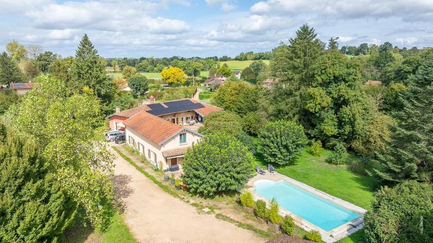 Gîte pour 4 personnes, avec vue et piscine ainsi que terrasse et jardin dans l' Ain