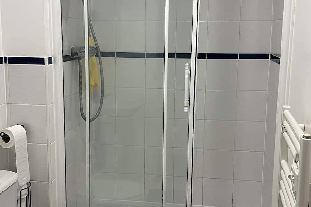 Ganze Wohnung, 2 bed (ensuite) garden apartment gated, close to Langley, Heathrow , Windsor in Iver, Colne Valley Park