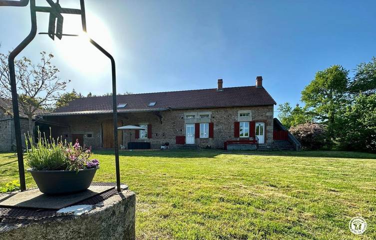 Gîte pour 8 personnes, avec terrasse dans Saint-Germain-de-Modéon
