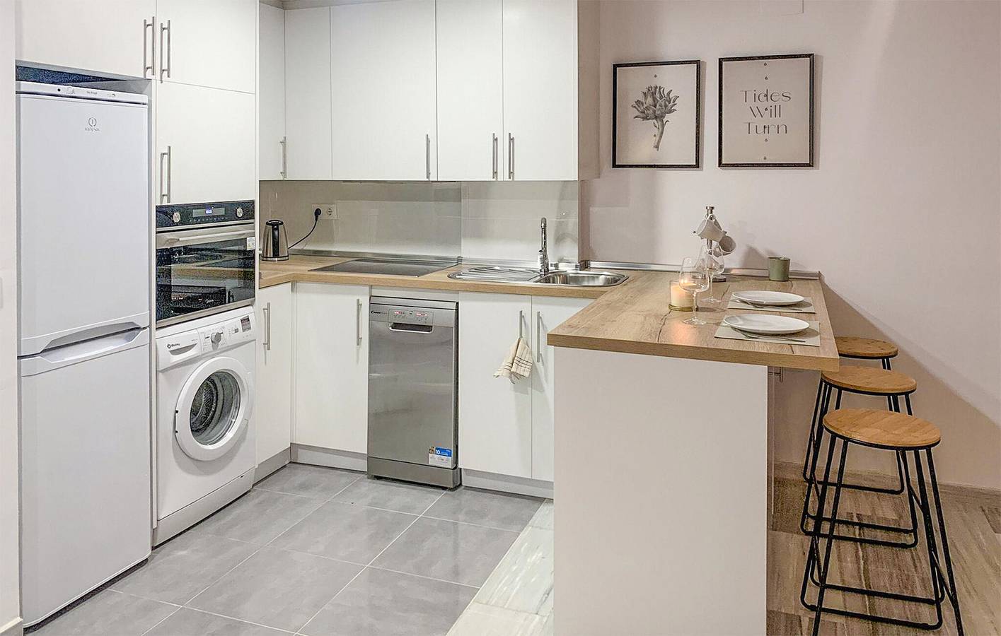 Entire holiday apartment, Sea View Paradise: Beach View Apartment with Pool & Terrace in Las Chapas, Marbella