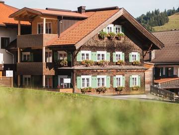 Ferienwohnung für 2 Personen, mit Sauna und Ausblick sowie Balkon, mit Haustier in Schattwald