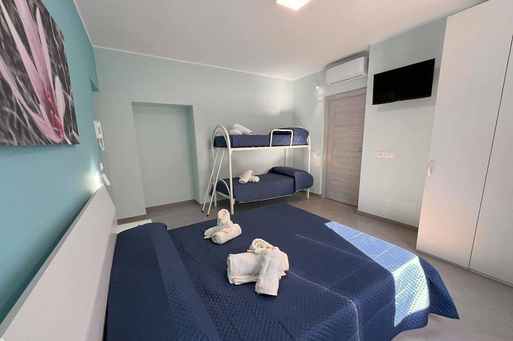 Entire apartment, Cozy and modern apartment a stone's throw from the sea in Paola, Tyrrhenian Coast Kalabria