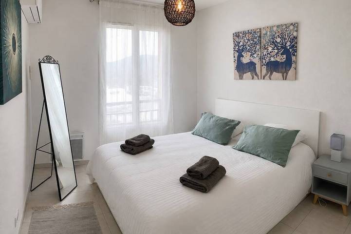 Appartement entier, Modern, air-conditioned 2-bed duplex apt with beautiful private terrace & garden in Le Plan-de-la-Tour, Côte méditerranéenne (France)