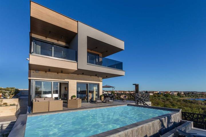 Villa pour 10 personnes, avec vue sur l’océan ainsi que sauna et balcon à Pomer