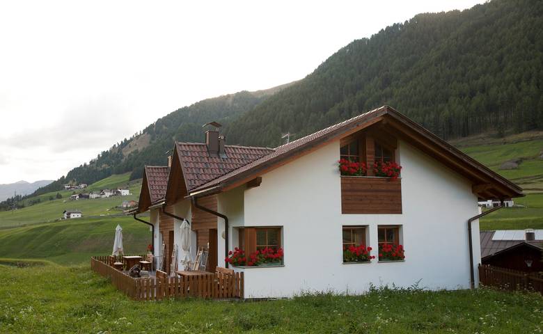 Entire apartment, Apartment "Rieglhof Maisel" with Mountain View, Garden & Wi-Fi in Graun, South Tyrol
