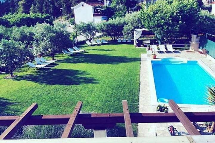 Ferienwohnung für 5 Personen, mit Garten und Pool
