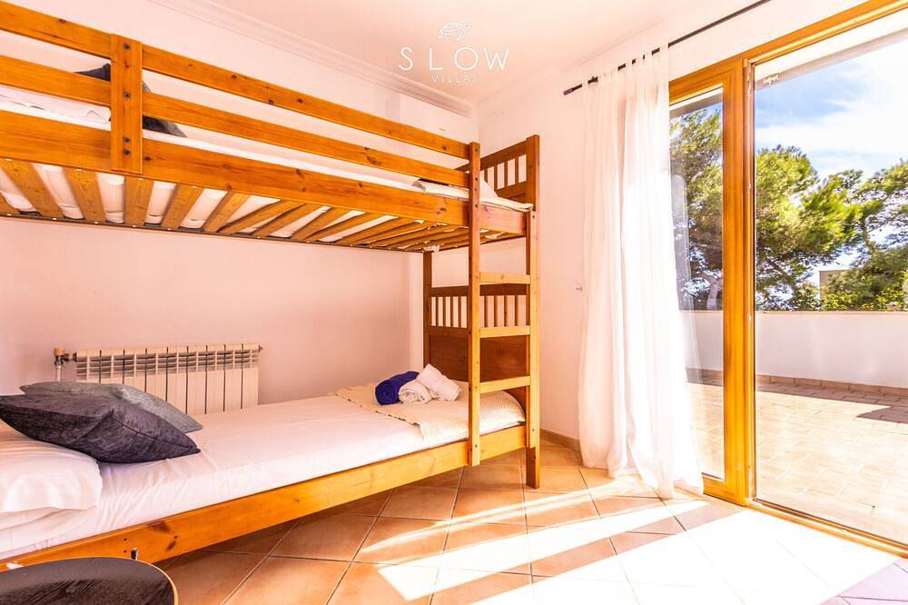 Villa Ewa, moderna casa vacacional con piscina, Bbq y vistas parciales al mar en Cala Pi in Cala Pi, Lluchmayor