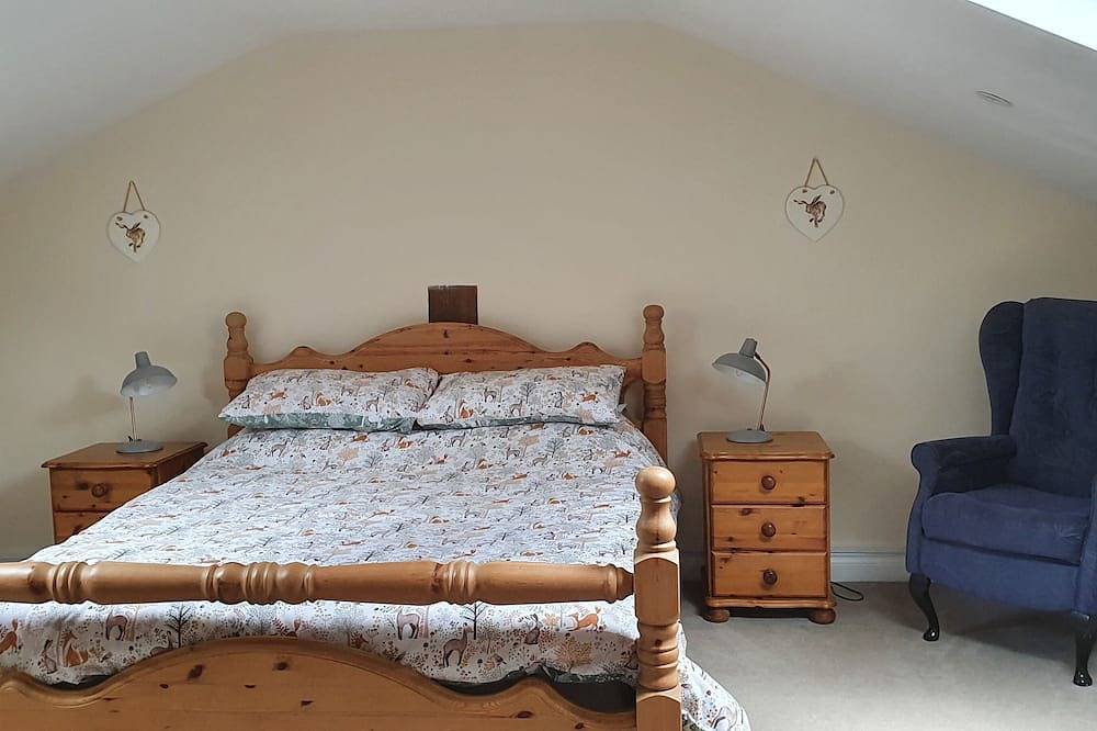 Woodpecker Lodge, a secluded log cabin in beautiful north Devon in Devon