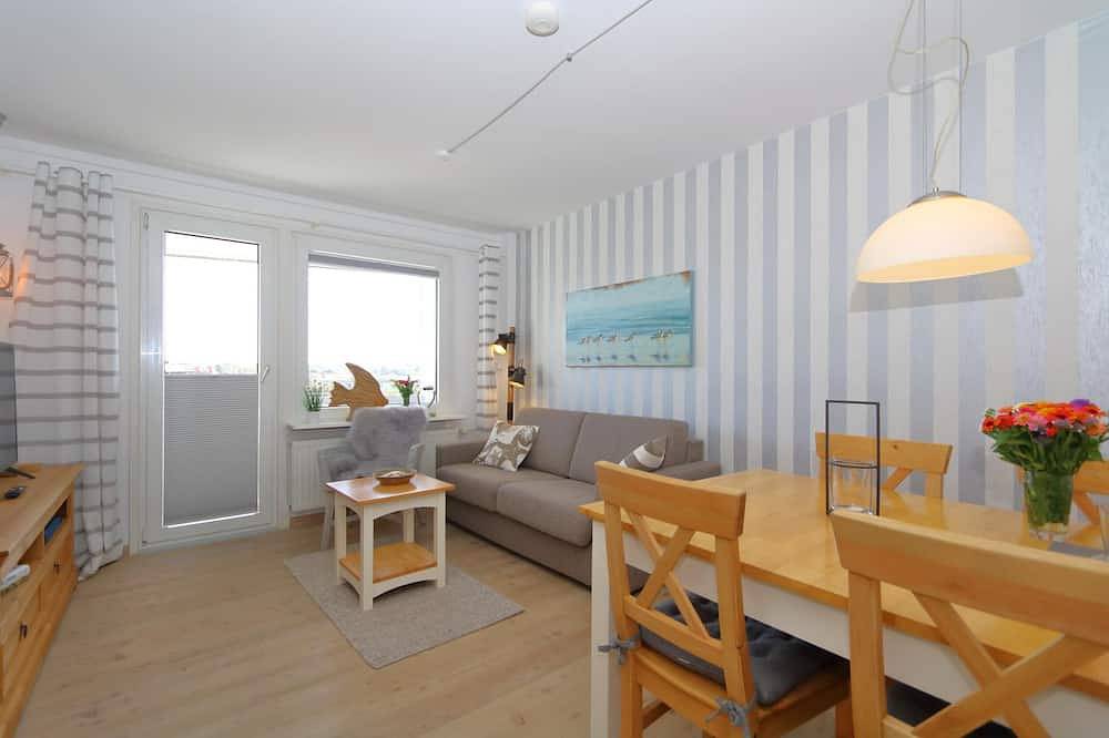 Ganze Wohnung, Das gemütliche Wohnzimmer, mit Balkon, Echtholzfußboden, Massivholz Möbeln, großem, 43\" Smart- Tv, Grundig Kompaktanlage mit Radio, W'Lan, Cd- Player und Bluetooth, Esstisch mit Stühlen für 4 Personen und einer hochwertigen Schlafcouch (mit ... in Westerland, Sylt (Gemeinde)