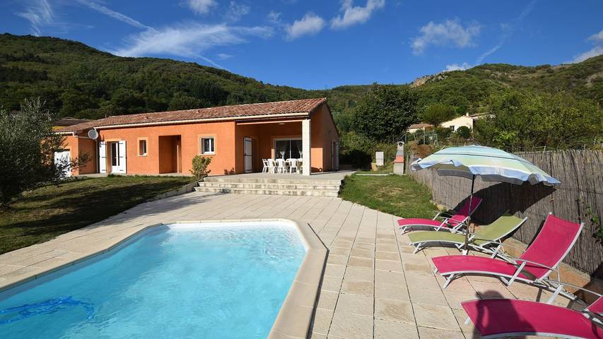 Villa pour 8 personnes, avec jardin ainsi que terrasse et piscine