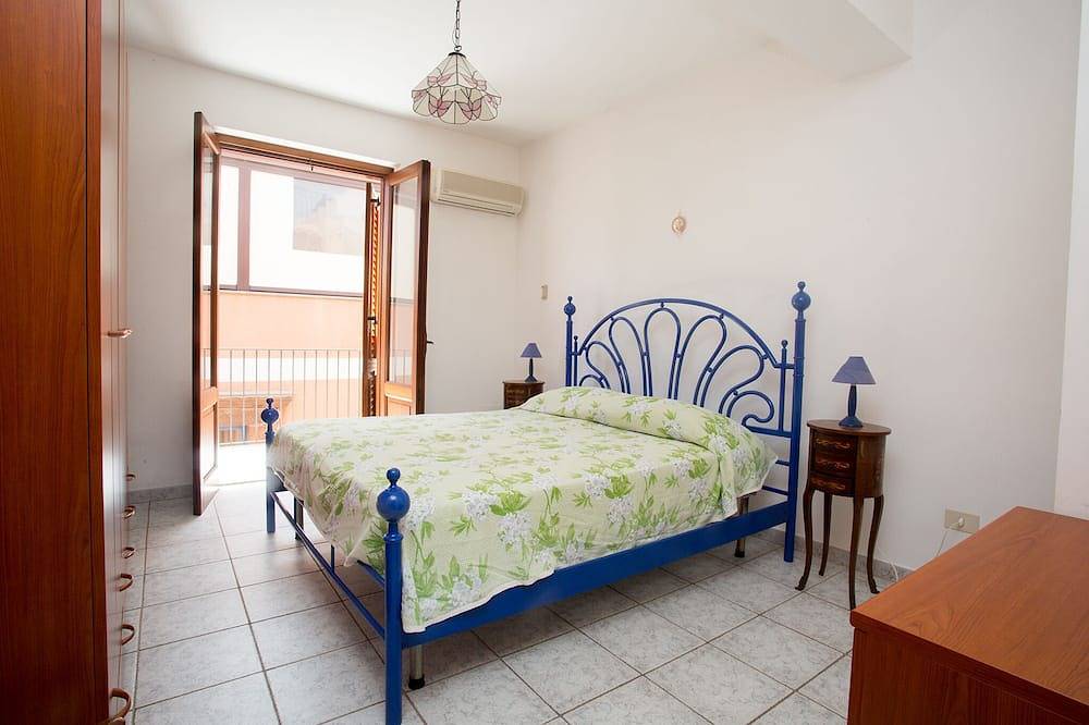 Entire apartment, Delightful house in the historic center of Lipari with spectacular private terrace. in Lipari