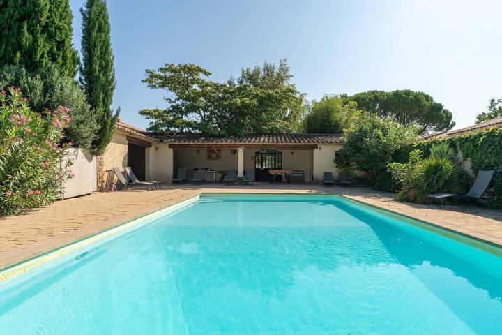 Vakantiehuis 'Petit Gîte De Tante Berthe' met Uitzicht op de Bergen, Gedeeld Zwembad en Wi-Fi in Camaret-sur-Aigues, Vaucluse