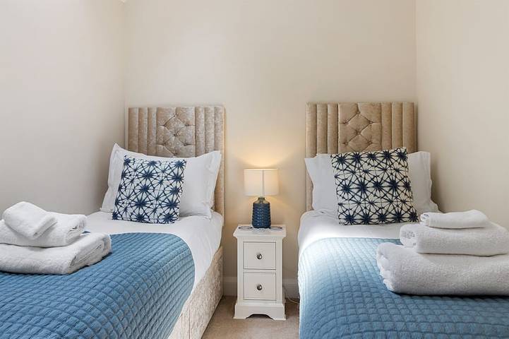 Romantic Cosy Seaside Cottage in Central Sidmouth With Free Parking in Sidmouth, Devon