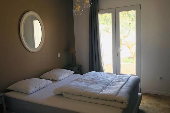 Gîte pour 6 personnes, avec piscine ainsi que jacuzzi et terrasse à Arpaillargues-et-Aureillac - 4