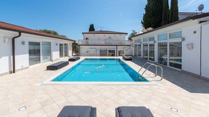 Villa für 16 Personen, mit Whirlpool und Garten sowie Pool und Terrasse, mit Haustier in Umag