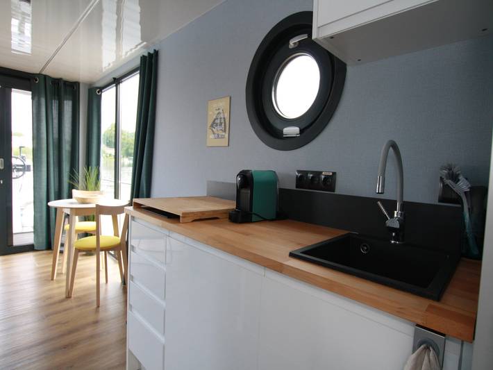 Hausboot für 2 Personen, mit Terrasse in Mecklenburgische Seenplatte - 4