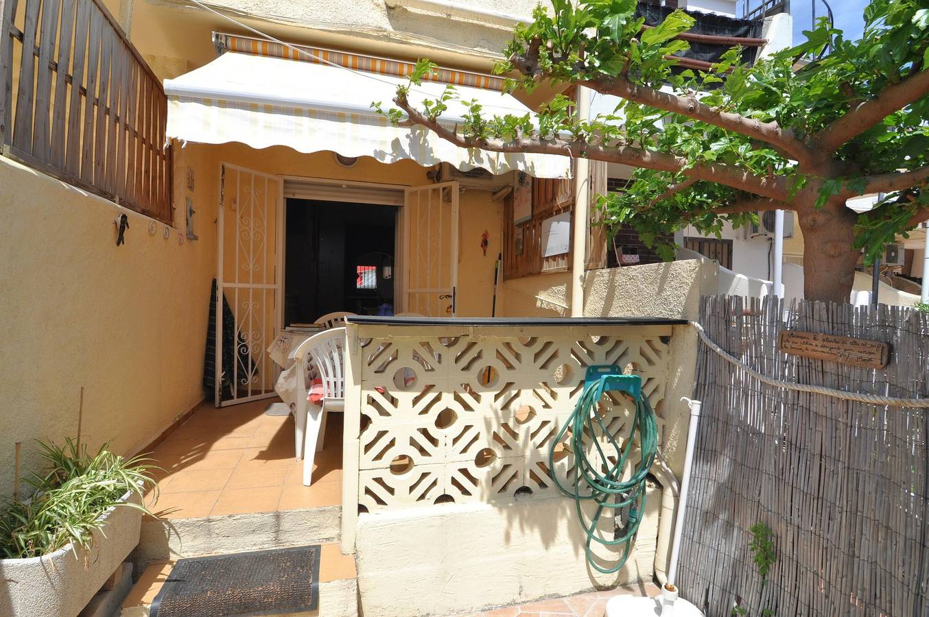 Charmante maison de ville à louer à Roses, Costa Brava ! Idéal pour 5 personnes, à 1000m de la plage. Avec jardin, terrasse et commodités. in Santa Margarida, Roses