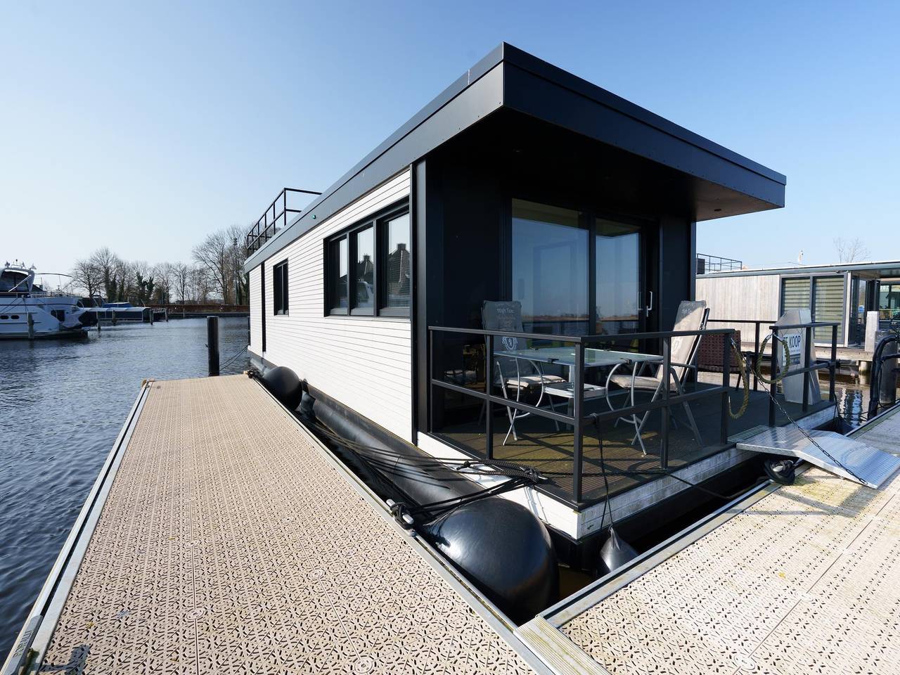 Stilvolles Bootshaus am Lake Sneeker in Friesland
