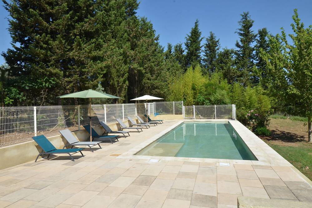 Peace and quiet in Mont Ventoux country in Mazan, Parque natural regional del Mont Ventoux