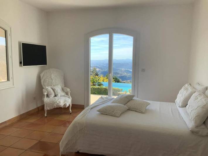 Location de vacances pour 8 personnes, avec piscine et terrasse ainsi que vue sur le lac et jardin à Aspremont - 4