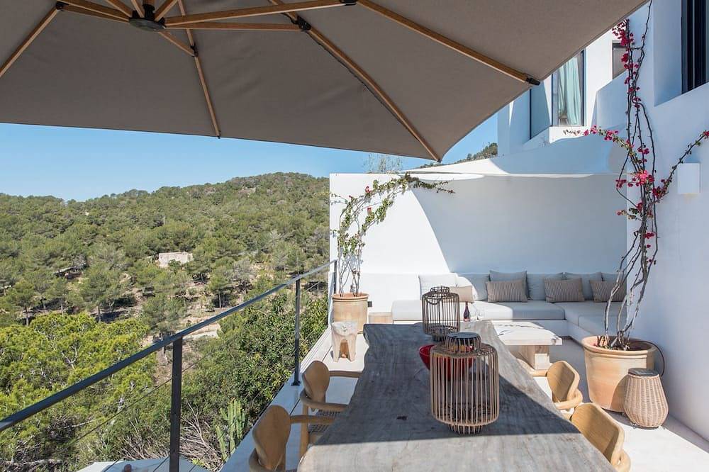 Wake Up to Sea Breezes in Santa Eularia in Roca Llisa, Santa Eulària des Riu