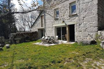 Gîte pour 8 personnes, avec jardin à Rieutort-de-Randon