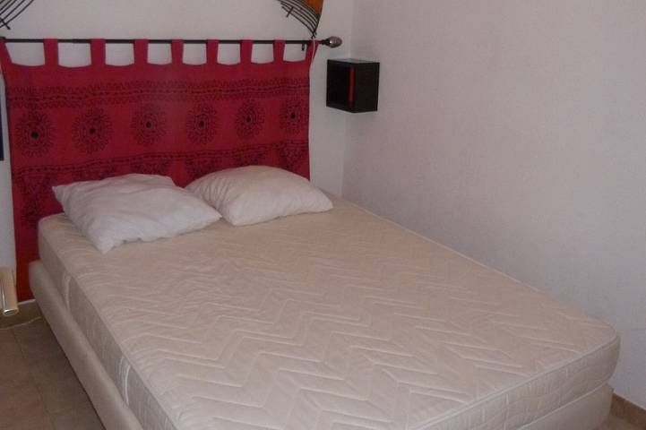 Entire apartment, Pine forest view and small sea view for this very quiet T3 apartment 200 m from the beach in Sanary-sur-Mer, Mediterranean Coast (France)