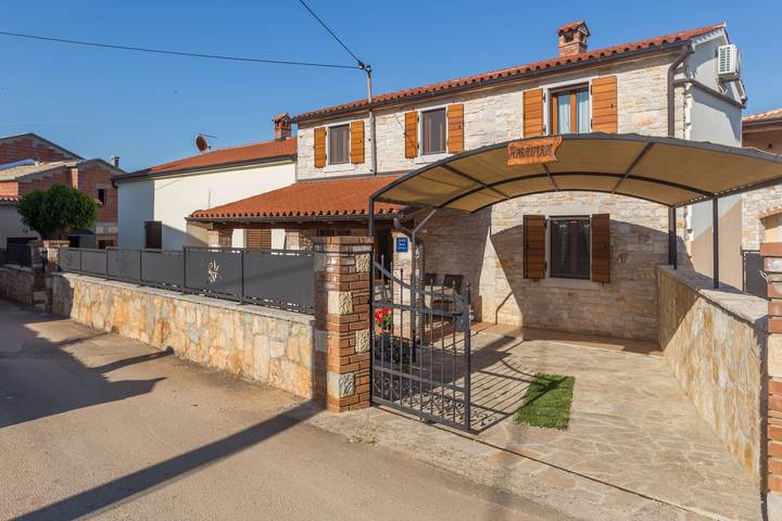 Ganze Wohnung, 2-Zimmer-Ferienwohnung mit Terrasse Tar, Porec -a in Tar (Kroatien), Tar-Vabriga