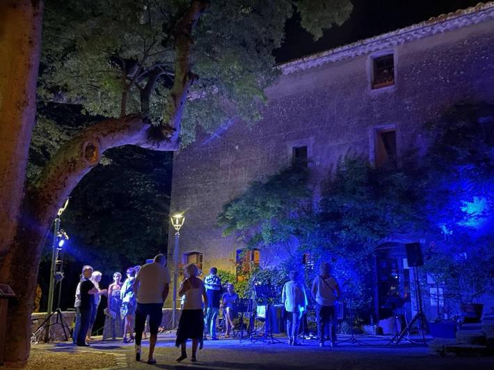 Location de vacances pour 16 personnes, avec piscine ainsi que jardin et jacuzzi, adapté aux familles à Fox-Amphoux - 3