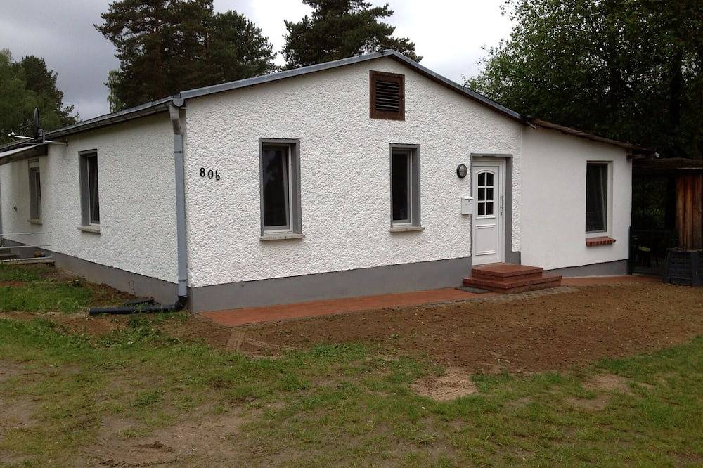 Gemütlicher Bungalow mit Kaminofen - 2 Min. zum See in Neu Canow, Wustrow (Mecklenburgische Seenplatte)