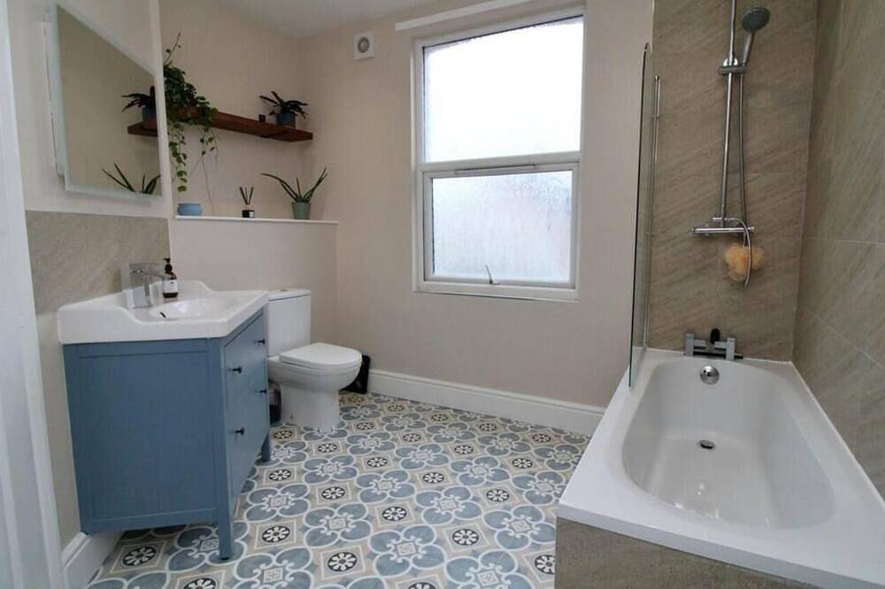 New Bilton House\n2 bedroomed close to town centre in Warwickshire