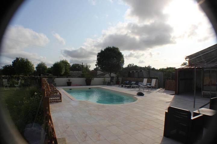 Appartement de vacances pour 2 personnes, avec piscine ainsi que terrasse et vue, animaux acceptés
