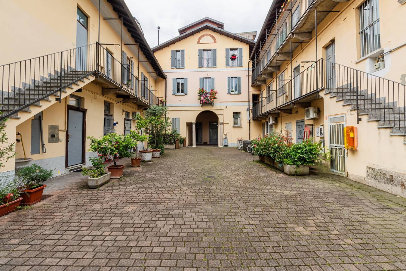 Appartamento intero, Moderno loft nel cortile di un casale storico in Corsico, Provincia di Milano