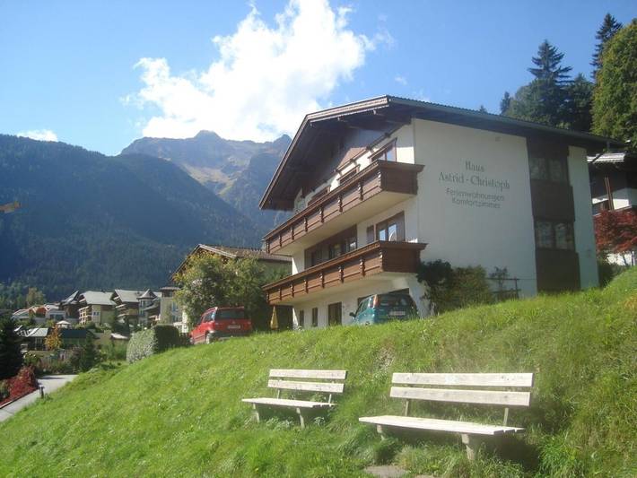 BnB für 4 Personen, mit Terrasse und Garten sowie Sauna und Ausblick in Finkenberg