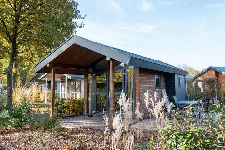 Bungalow voor 4 personen, with Balkon/Terras and Terras as well as Tuin and Zwembad in Otterlo