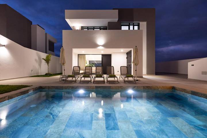 Apartamento para 10 personas, con Balcón y Terraza además de Jardín y Piscina en Playa de los Roques