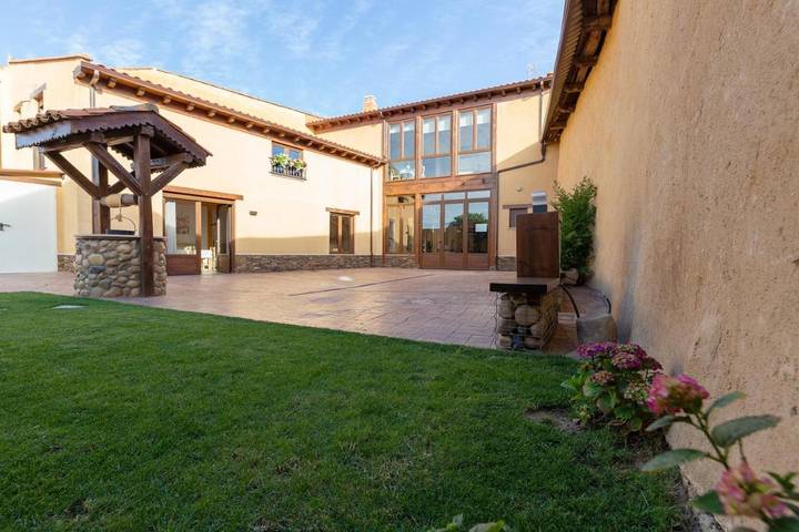 Casa rural para 11 personas, con vistas y jardín en Ribera de Órbigo