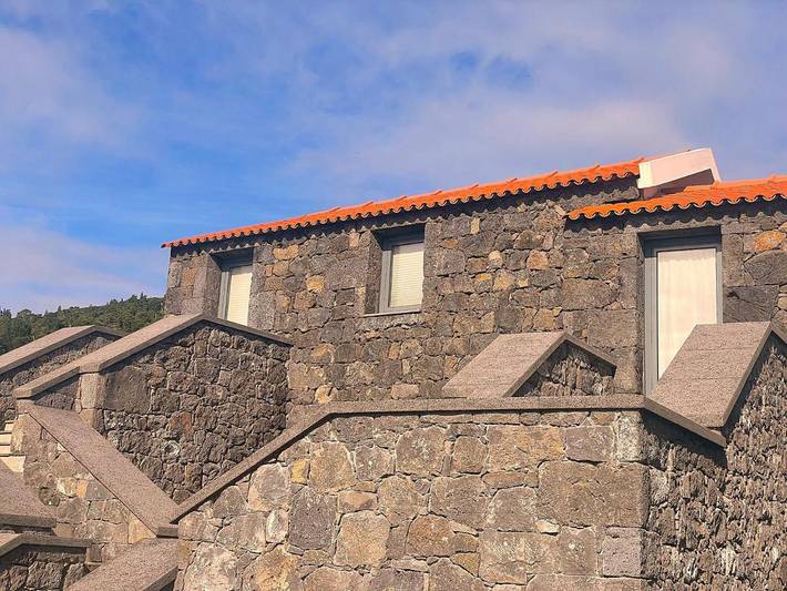 Location de vacances pour 2 personnes, avec Balcon ainsi que Terrasse et Vue à Lajes do Pico