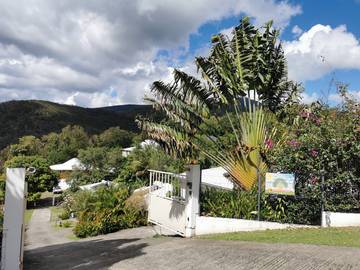 Location de vacances pour 10 personnes, avec piscine ainsi que jardin et terrasse à Bouillante