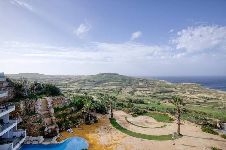 Appartement de vacances pour 4 personnes, avec terrasse ainsi que vue et piscine