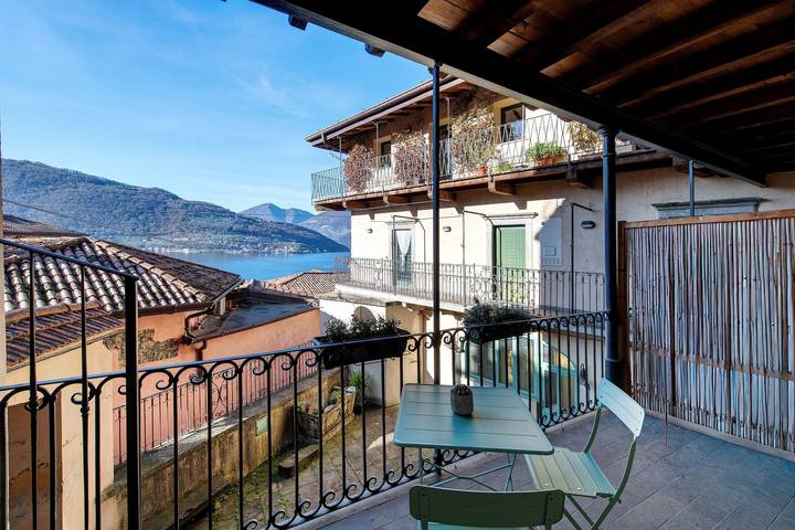 Lakely Nest Holiday Home with Lake View, Wi-Fi and Air Conditioning in Sale Marasino, Catena Bresciana Occidentale