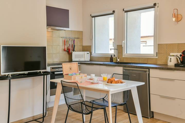 Apartamento entero, Apartamento Chez Flo - Acogedor con vistas a la montaña y aire acondicionado in Saint-Pierre-d'Albigny, Chambéry region