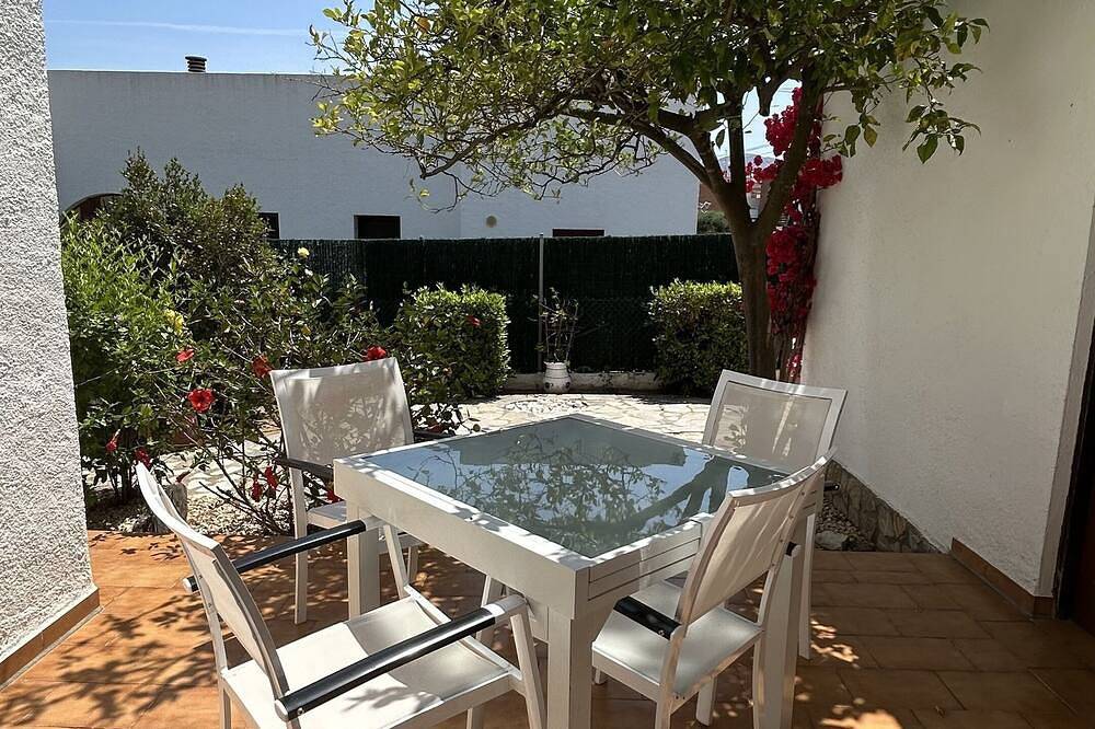 Charming renovated house - 4 mn walk from Grifeu beach - Very nice garden-Parking area in Llanca, Upper Empordà