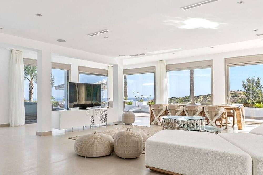 Villa Primera Lina de Mar, Vista Espectacular a un Paso de Ibiza! in Cap Martinet, Santa Eulària des Riu