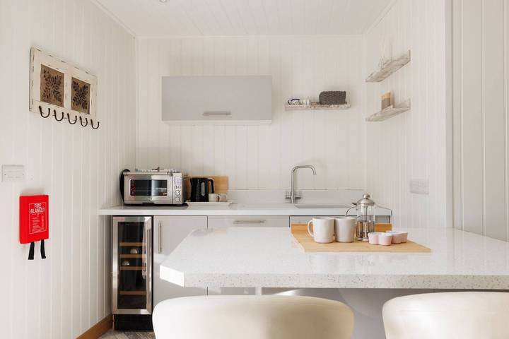 Cosy Cabin Retreat Close to Beaches in Birdham, West Sussex