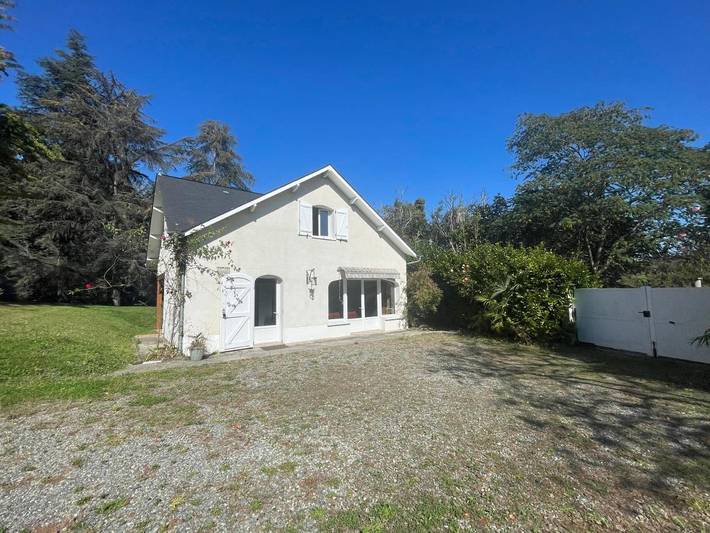 Location de vacances pour 6 personnes, avec piscine ainsi que vue et jardin, adapté aux familles à Gan - 3