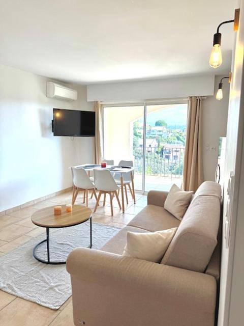 Appart’hôtel pour 4 personnes, avec jardin et piscine ainsi que terrasse et vue
